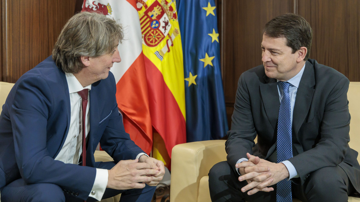 Imagen: JCyl | El presidente de la Junta de Castilla y León, Alfonso Fernández Mañueco, en una reunión oficial con el alcalde de Soria, Carlos Martínez Mínguez.