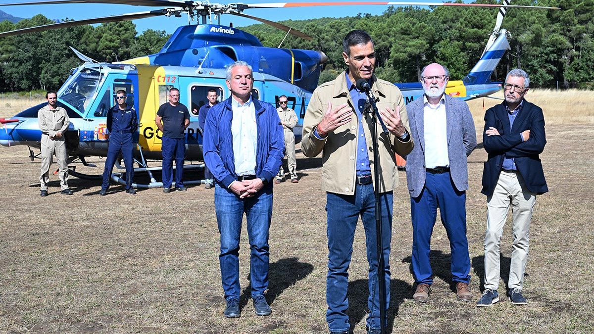 Imagen: Pedro Sánchez visita la base de la BRIF en Tabuyo del Monte (León), donde agradeció la labor de los brigadistas y reclamó unidad frente a la emergencia climática.