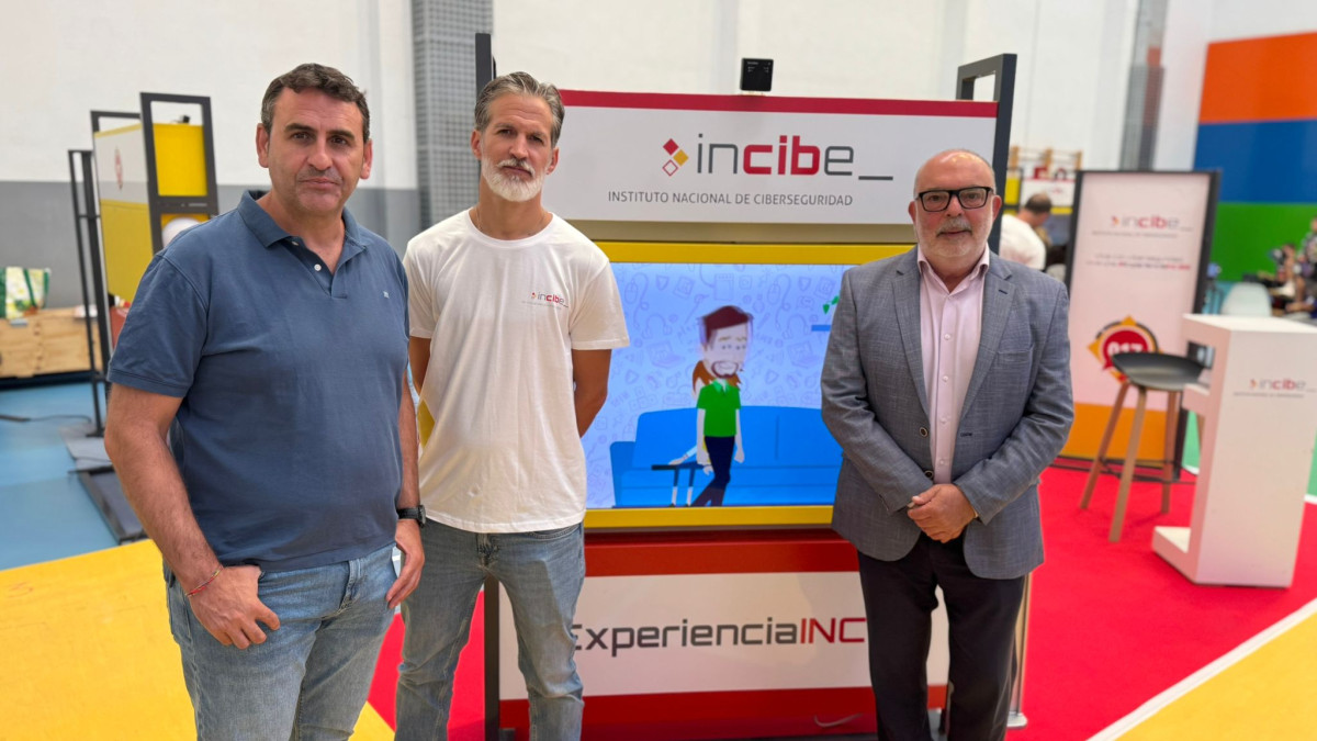 Imagen: El concejal del Ayuntamiento de Soria, Goyo García, junto a David Marín, técnico de INCIBE, y el subdelegado del Gobierno, Miguel Latorre. 