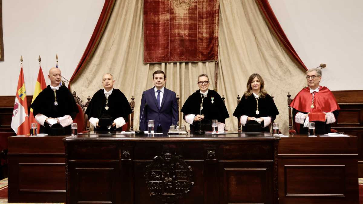 Imagen: Susana Martín - Alfonso Fernández Mañueco durante el acto de apertura del curso universitario en Salamanca, acompañado por rectores y autoridades académicas.