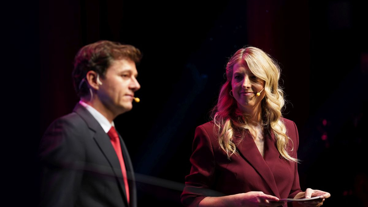 Imagen: Instante del acto inaugural con los equipos de esRadio Castilla y León sobre el escenario del Teatro Zorrilla, en un ambiente de emoción y reconocimiento.