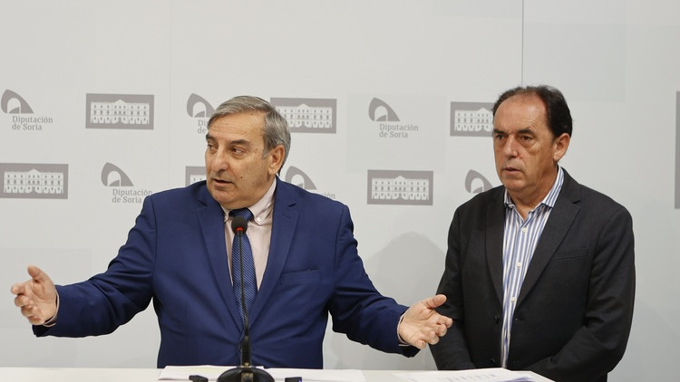 Imagen: Concha Ortega / ICAL . El consejero de Movilidad y Transformación Digital, José Luis Sanz Merino, y el presidente de la Diputación de Soria, Benito Serrano,.