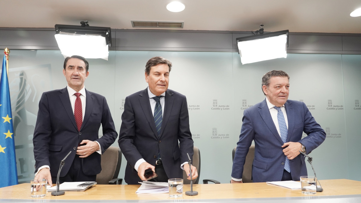 Imagen: ICAL |El consejero de Economía y Hacienda y portavoz, Carlos Fernández Carriedo, y los consejeros de la Presidencia, Luis Miguel González Gago, y de Medio Ambiente, Vivienda y Ordenación del Territorio, Juan Carlos Suárez-Quiñones, comparecen en rueda de prensa posterior al Consejo de Gobierno. Foto: Rubén Cacho