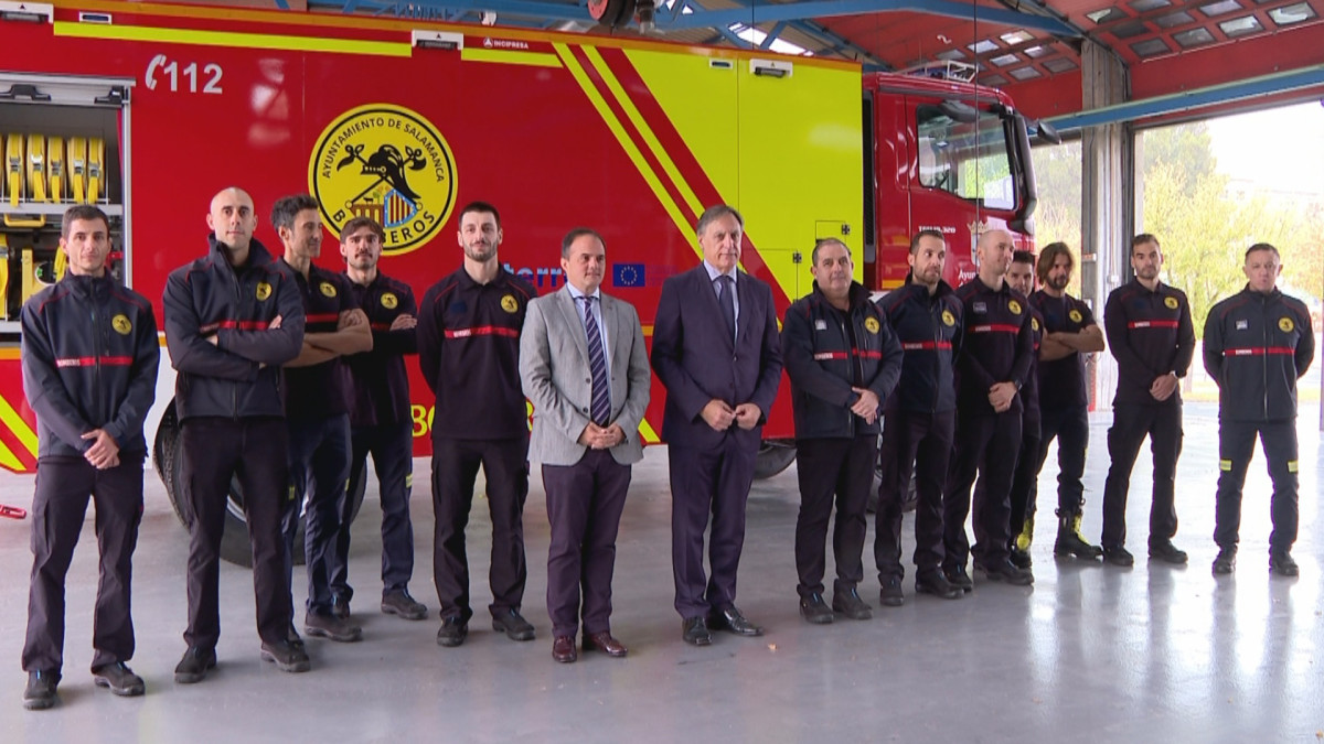 Imagen: El Alcalde, Carlos García Carbayo junto al Cuerpo de Bomberos posando delante del nuevo vehículo