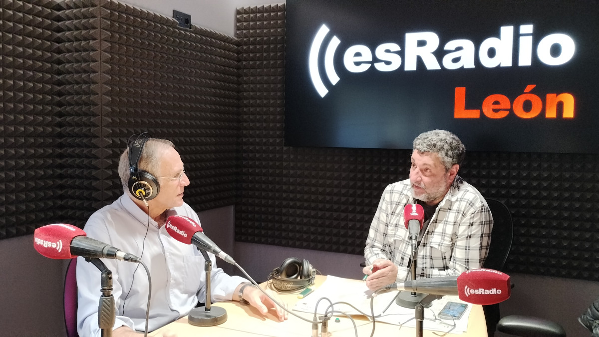 Imagen: El doctor Antonio Martínez durante la entrevista en el programa Manos Arriba de EsRadio León 