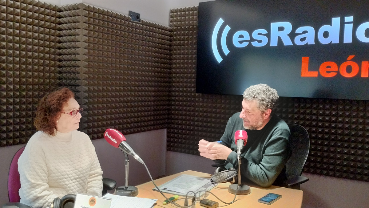 Imagen: Aurora Baza, directora de Cáritas León, durante la entrevista en el programa Manos Arriba