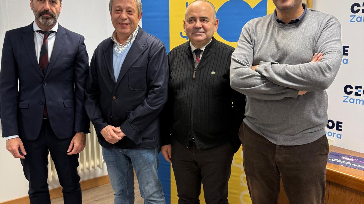 Imagen: Adolfo Sainz, presidente de CONFERCO (segundo por la izquierda), junto a  Andrés Sánchez, Antonio Flórez y Miguel Soria, representantes de la Junta Directiva. 