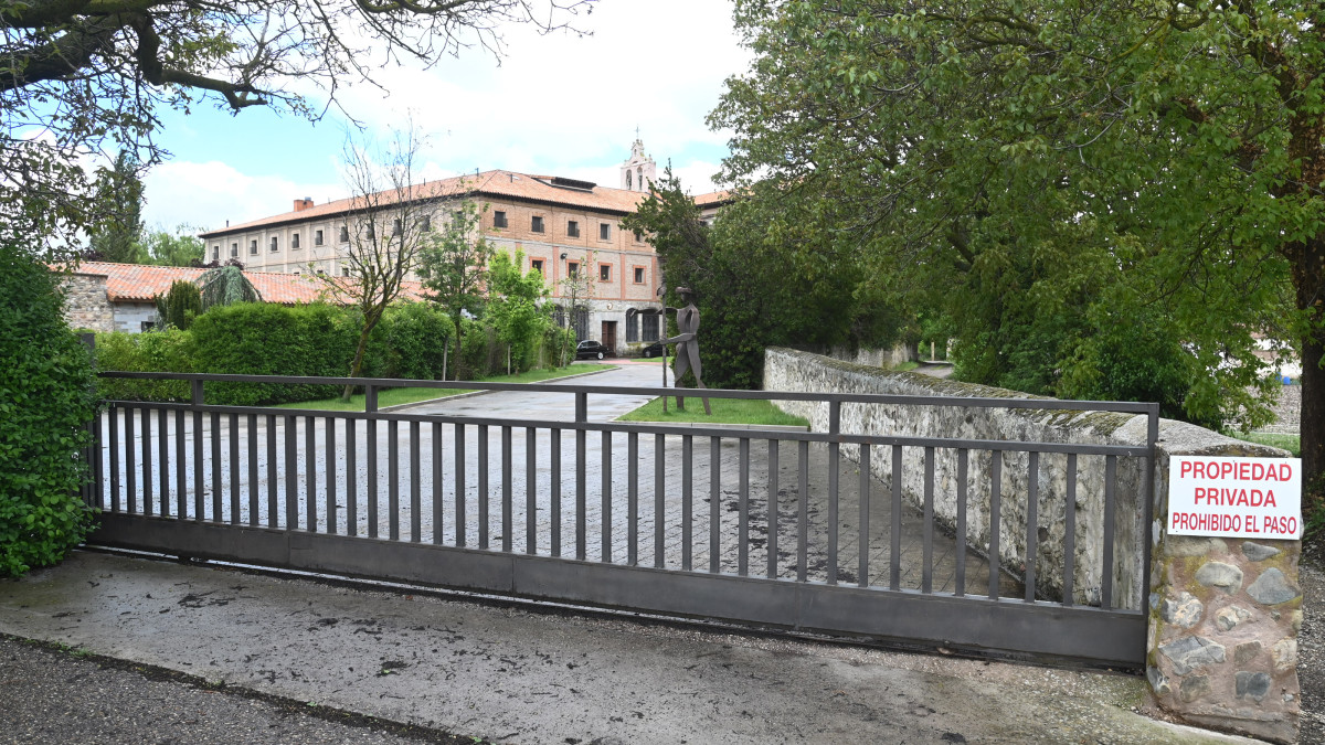 Imagen: ICAL | Ricardo Ordoñez- Vista frontal del Monasterio de Santa Clara en Belorado, con sus puertas cerradas y un cielo nublado de fondo.