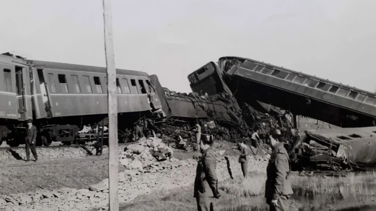 Imagen: Dos guardias civiles contemplan los restos del accidente de Villar de los Álamos