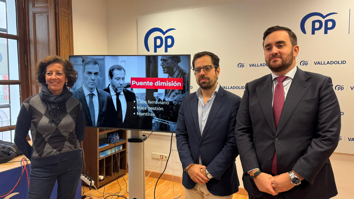 Imagen: PP Valladolid. De izquierda a Derecha: Mercedes Cantalapierda, Eduardo Carazo y José Ángel Alonso exigen la dimisión de Óscar Puente.