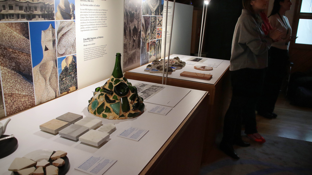 Imagen: Presentación de la exposición temporal  ‘Gaudí y el trencadís’ a cargo del director del Museo Casa Botines Gaudí, Raúl Fernández Sobrino, el director World Monuments Fund, en España, y la co-comisaria de la exposición, Mireia Freixa / ICAL