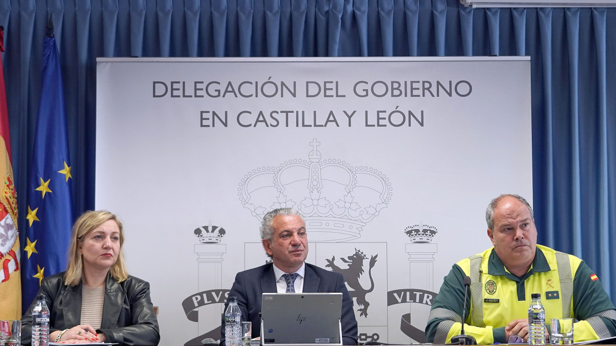 Imagen: ICAL. El delegado del Gobierno en Castilla y León, Nicanor Sen, acompañado de la coordinadora de Tráfico en la comunidad, Inmaculada Matías, y del teniente coronel de la Guardia Civil, Francisco González.