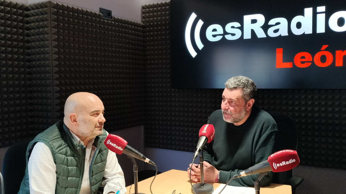 Imagen: El farmacéutico Javier Herradón durante la entrevista en el programa Manos Arriba de EsRadio León 