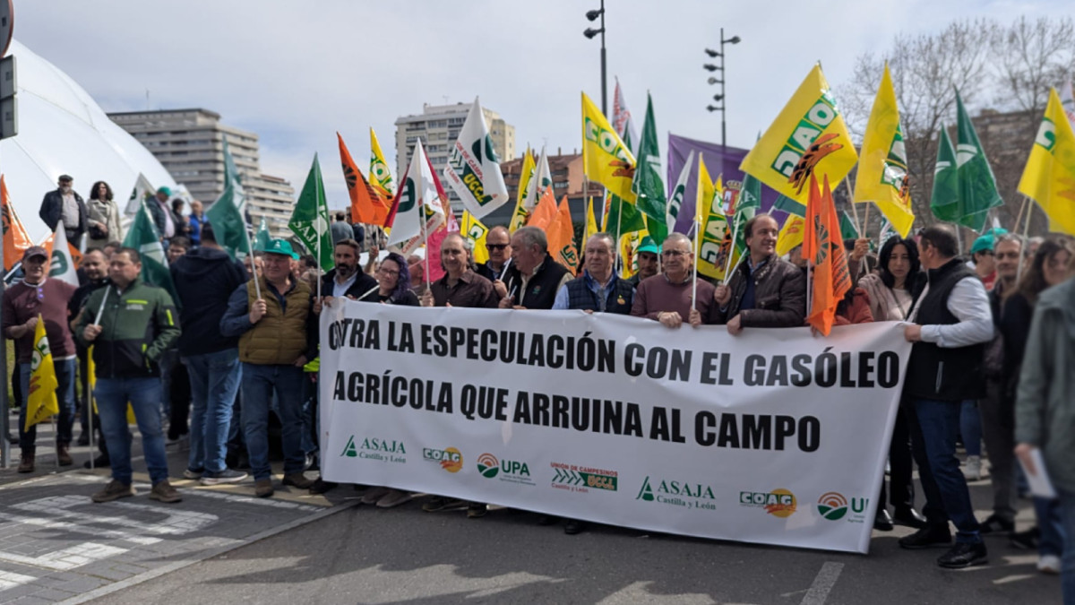 Imagen: Las organizaciones profesionales agrarias de Castilla y León, Asaja, UCCL y la Alianza Upa-Coag, participan en una concentración y manifestación para denunciar la especulación creciente en el mercado del gasóleo agrícola y los fertilizantes. FOTO esRadio CyL