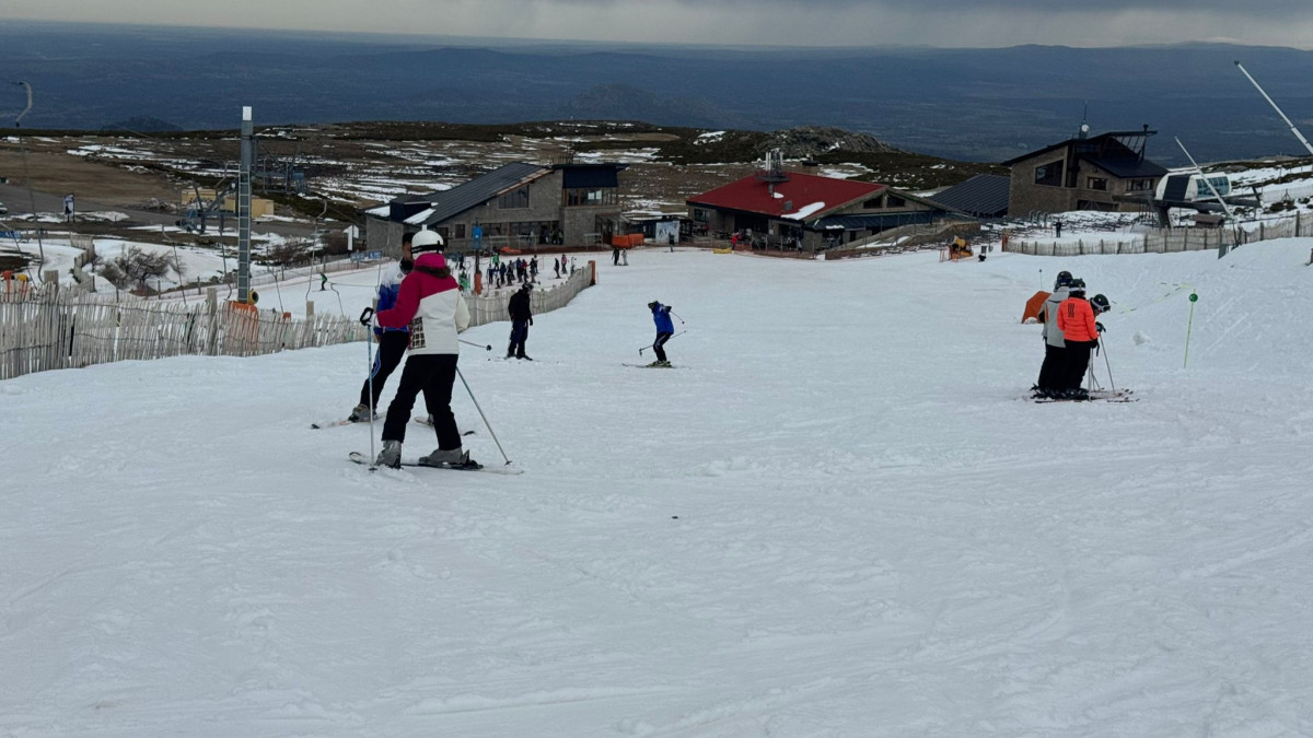 Imagen: La zona de Debutantes conserva una buena candidad de nieve para la práctica del esquí