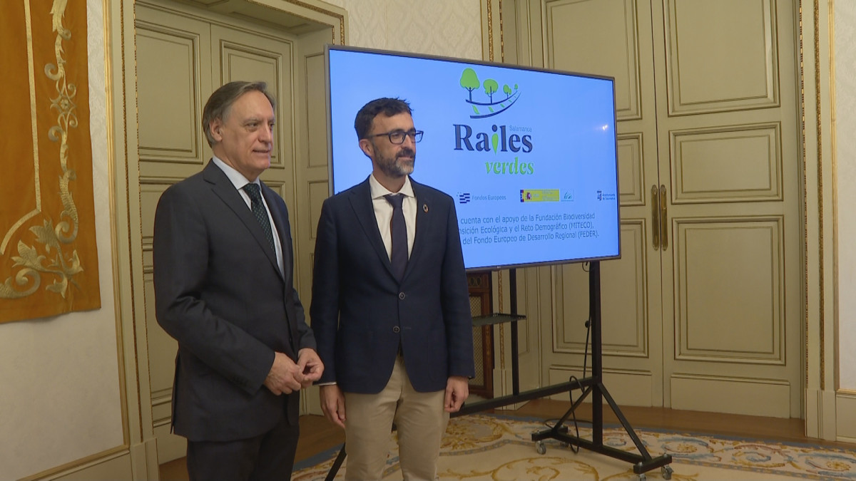 Imagen: El Alcalde, Carlos García Carbayo, junto al Director de la Fundación Biodiversidad, Félix Romero