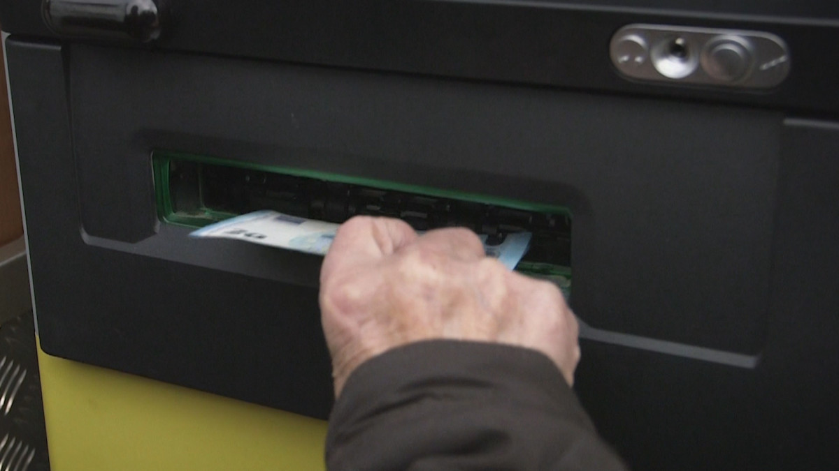 Imagen: Un cliente retira efectivo de un cajero automático