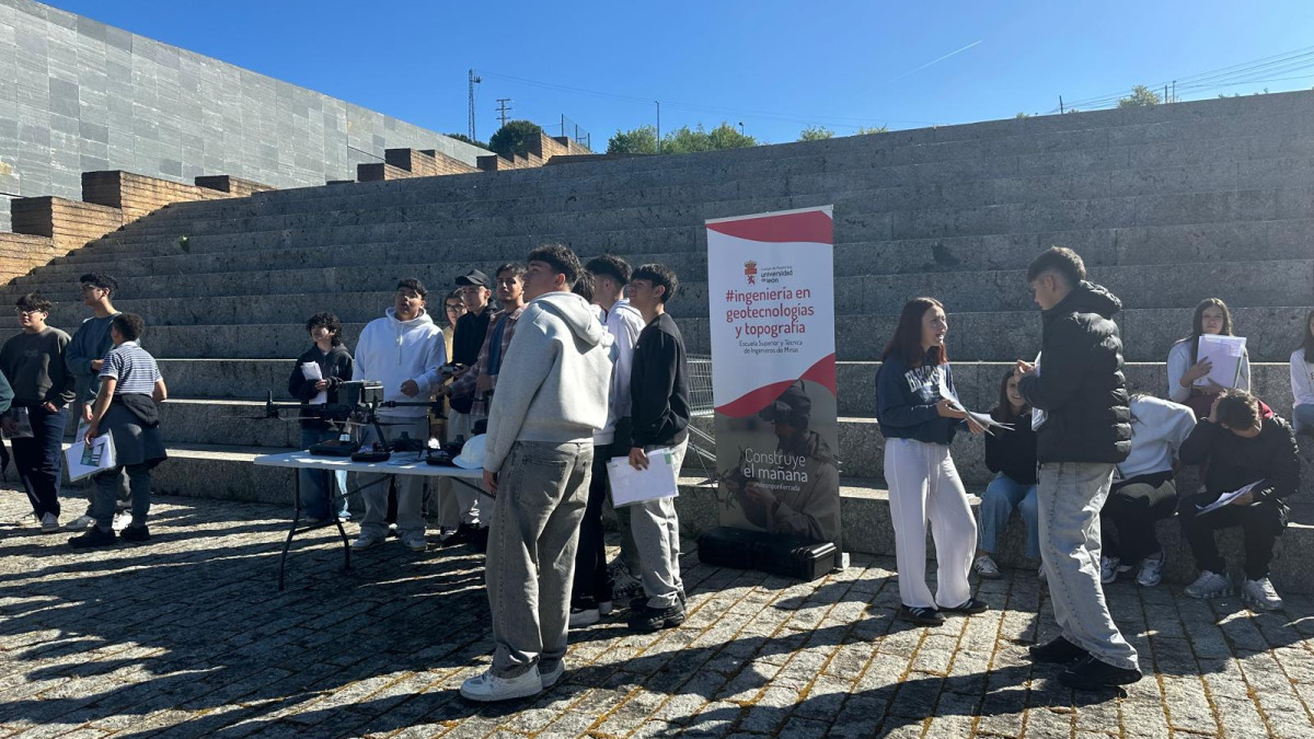 Imagen: Alumnos, conociendo las instalaciones