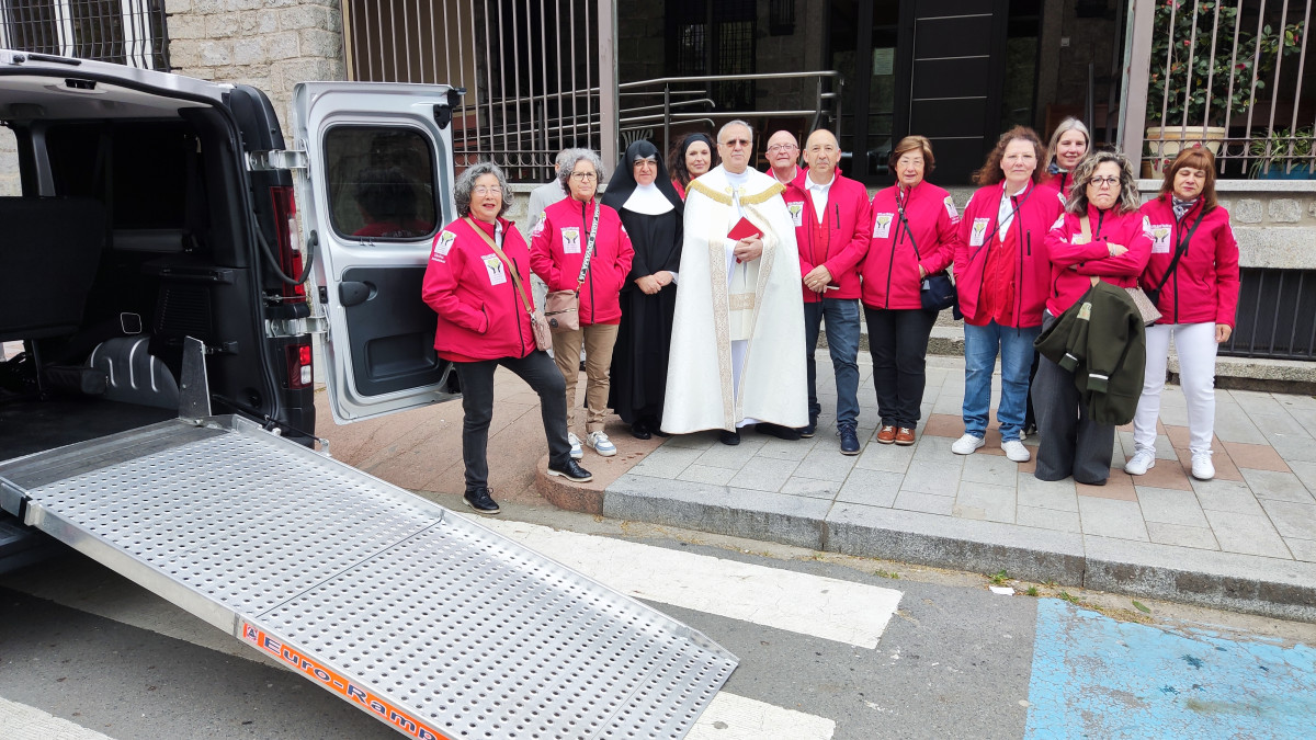 Imagen: El párroco Bernabé Marcos llevó a cabo la bencición del nuevo vehículo junto a los miembros de la asociación