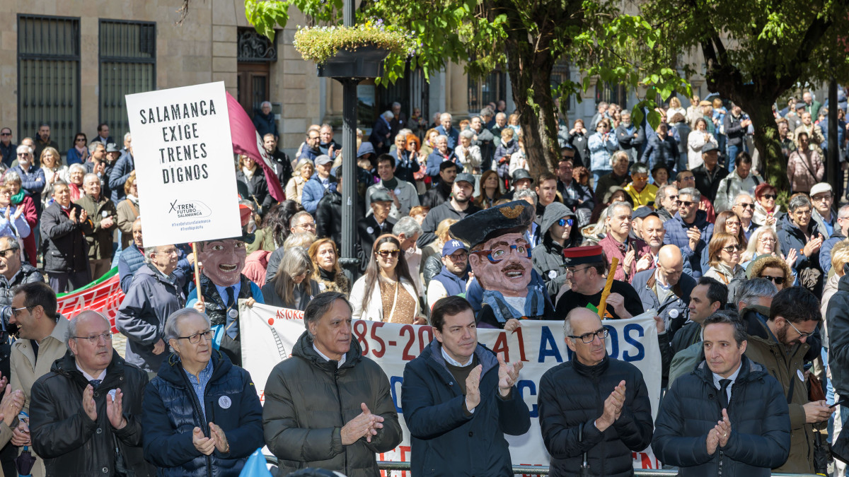 Imagen: Fotografía de la concentración ciudadana bajo la lluvia en la Plaza de los Bandos de Salamanca con pancartas a favor del tren