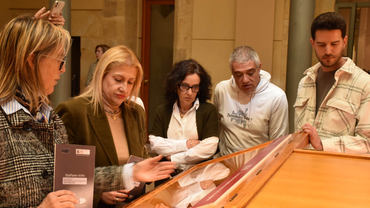 Imagen: La delegada territorial, Yolanda de Gregorio, ha asistido a la apertura de la muestra, junto al presidente de AFOMIC, Juan Carlos Rodrigo; la jefa del Servicio Territorial de Cultura, Turismo y Deporte en Soria, Marta Fernández; y la directora del Archivo Histórico Provincial, Auxiliadora Sánchez. 