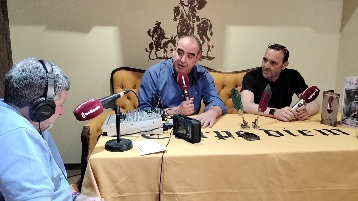 Imagen:  El gerente de la Vermutería Cervantes, Javier Sáenz de Miera, junto al maestro vermutero, Miguel Fernández de Paz, durante la entrevista en el programa Manos Arriba 