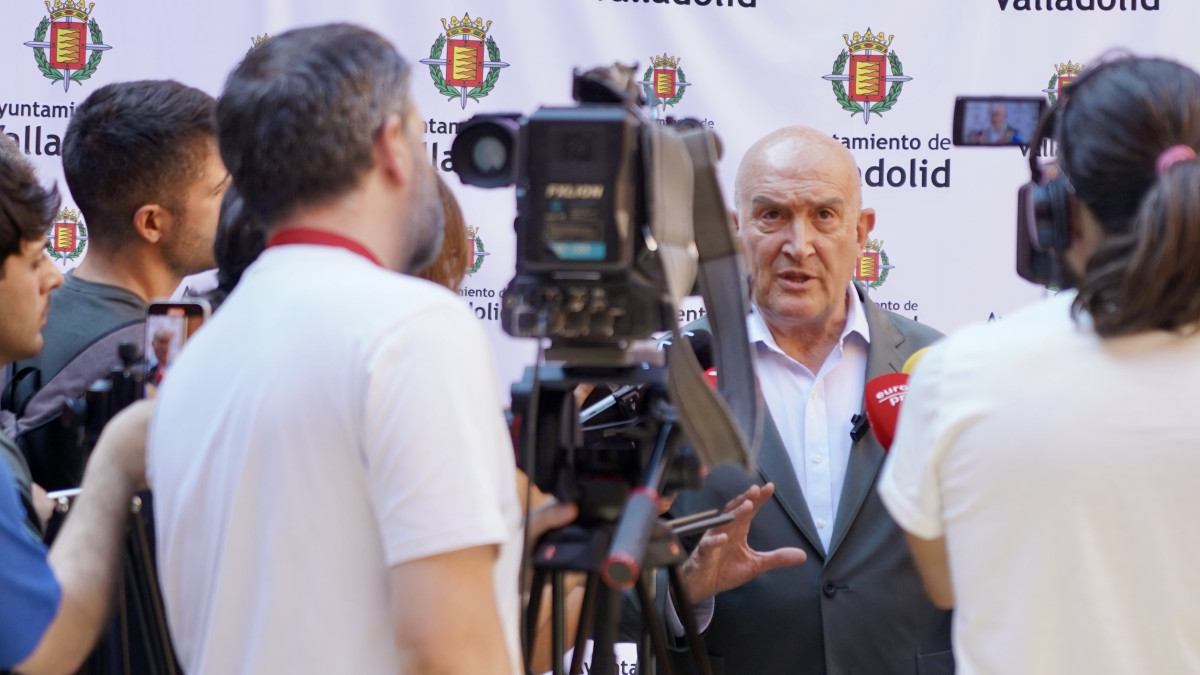 Imagen: ICAL. El alcalde de Valladolid, Jesús Julio Carnero, comparece ante los medios para informar sobre la llegada de Gotion.