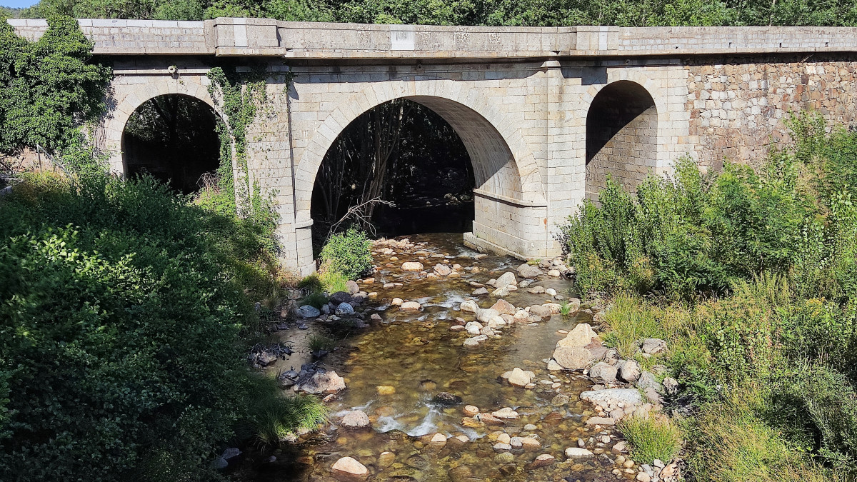 Imagen: Zona del río Cuerpo de Hombre en la que se producen los vertidos del municipio de Candelario