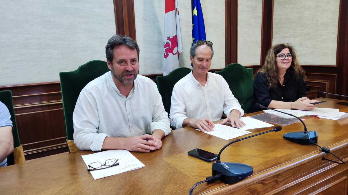Imagen: Antonio Cámara, José Ramón Santamaría y Adriana López en el acto de firma del acuerdo