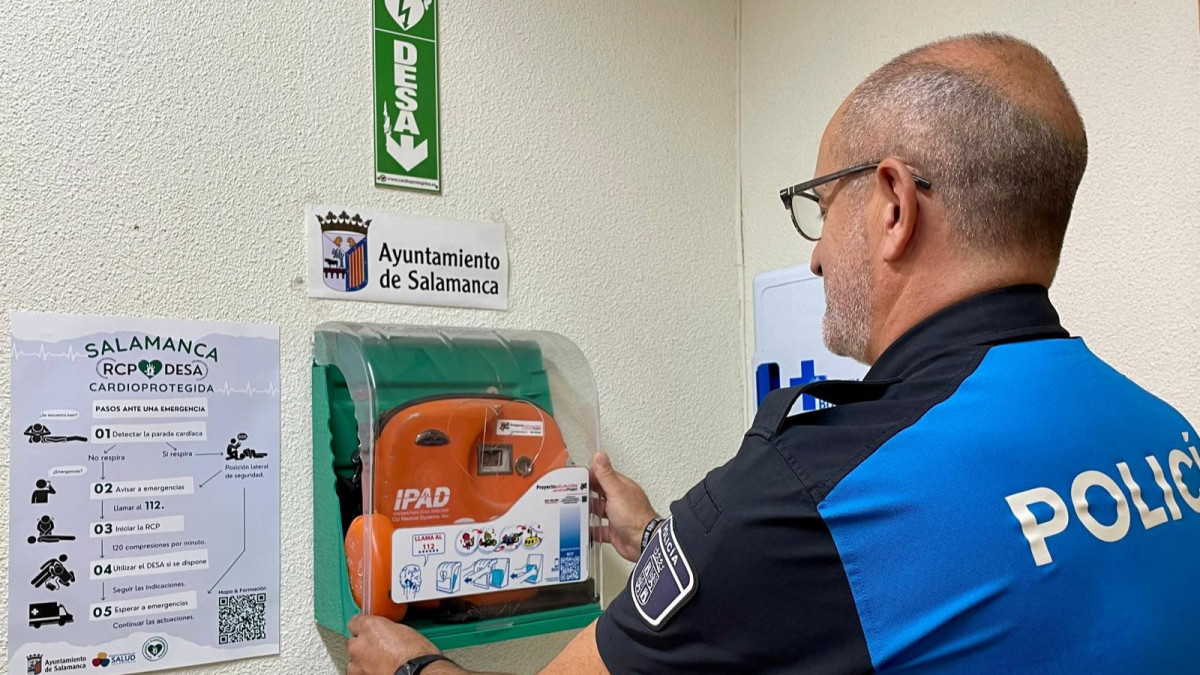 Imagen: Un policia local revisa uno de los desfibriladores del programa "Salamanca Cardioprotegida"