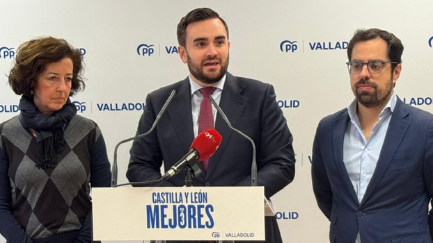 Imagen: El senador del Partido Popular por Valladolid, José Ángel Alonso, interviniendo junto a los diputados Mercedes Cantalapiedra y Eduardo Carazo.