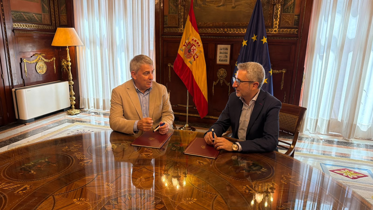 Imagen: El alcalde de Soria, Javier Antón, junto al ministro de Hacienda, Arcadi España. 
