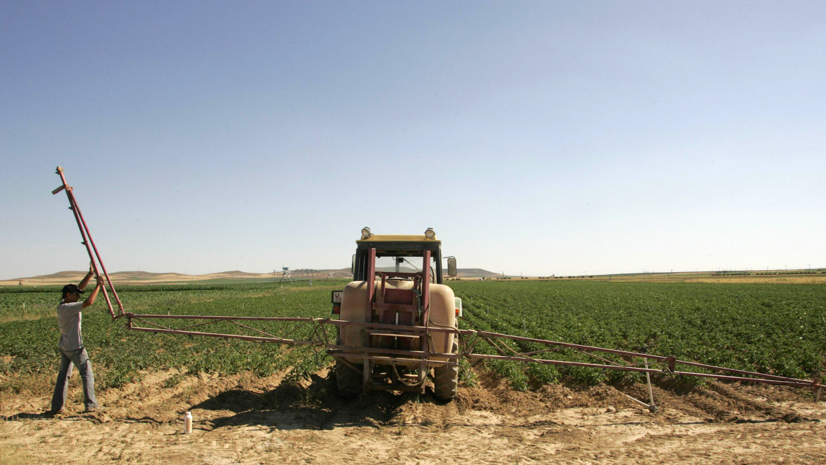 Imagen: ICAL. Tractor en el medio rural de Castilla y León.