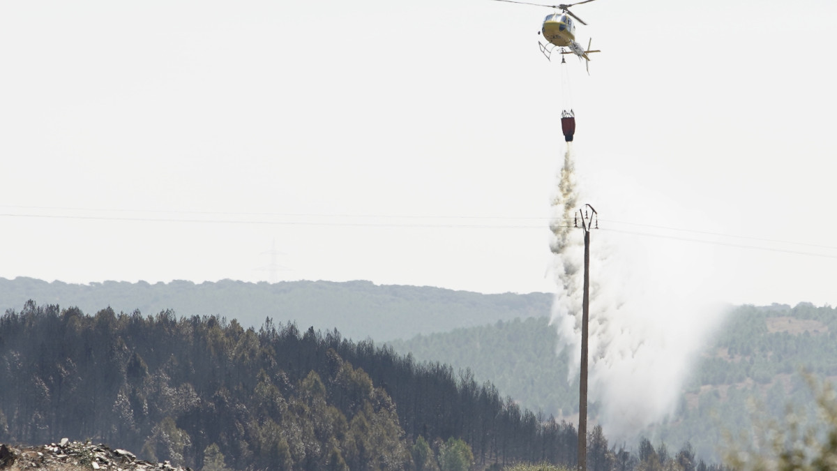 Imagen: Campillo - El incendio forestal de Castrillo de los Polvazares (León) baja a nivel 1