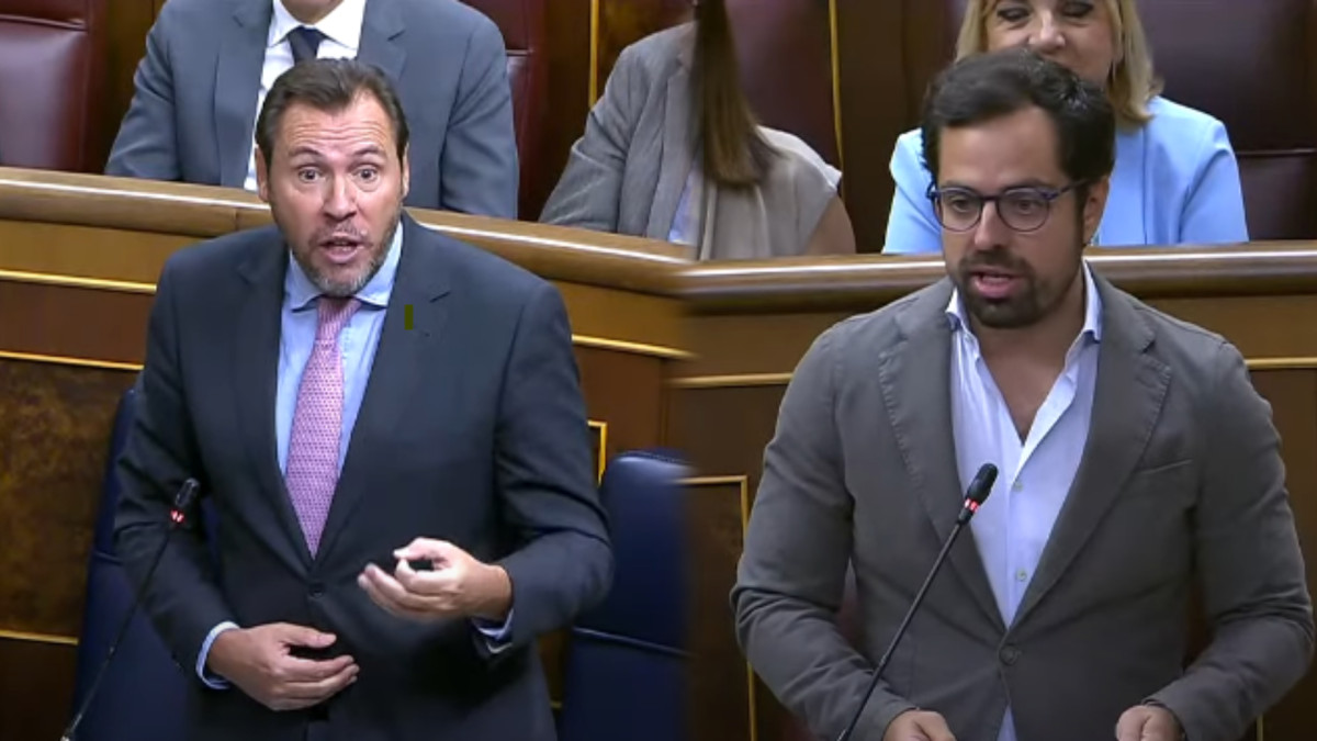 Imagen: Óscar Puente hablando con Eduardo Carazo durante un tenso momento en la sesión de control al Gobierno.