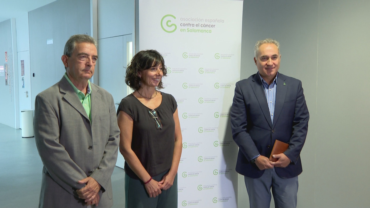 Imagen: José Juan García y Carolina Armengol, investigadores del proyecto, posan con Ángel Losada, Presidente de la AECC en Salamanca.