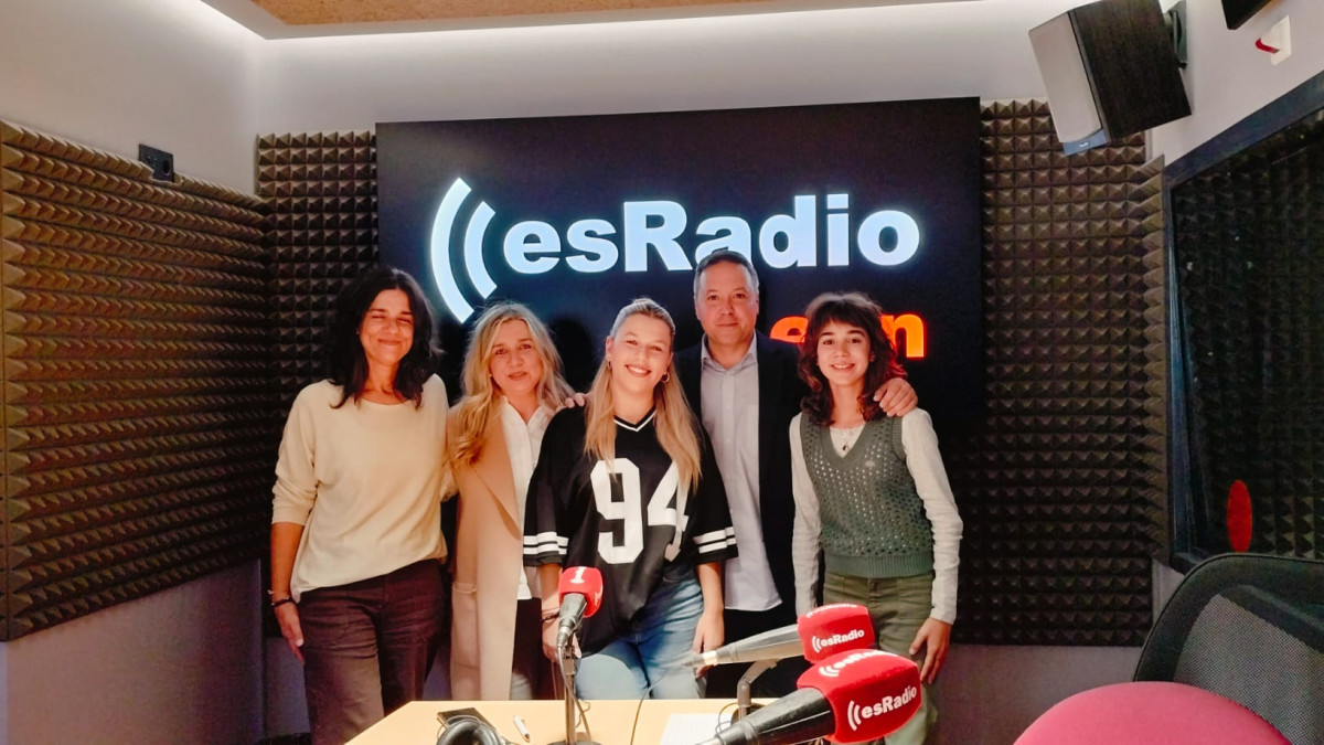 Imagen: Carla Martínez con su Familia en el Programa 'Es la Mañana de León' con Arturo Martínez