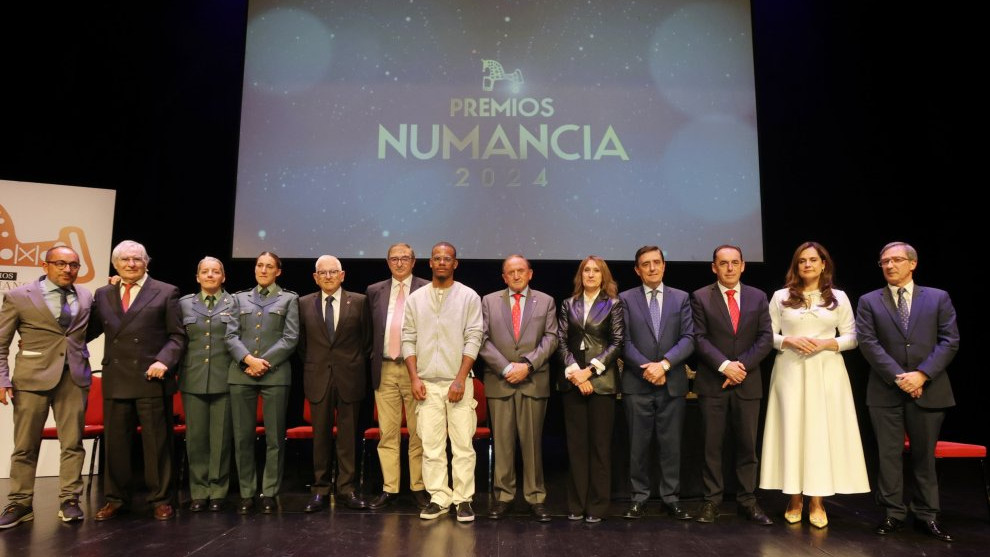 Imagen: Foto de familia de la 4ª edición de los Premios Numancia. 