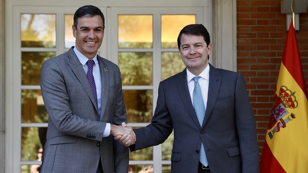 Imagen: Juan Lázaro / ICAL . El presidente del Gobierno, Pedro Sánchez, recibe al presidente de la Junta, Alfonso Fernández Mañueco.