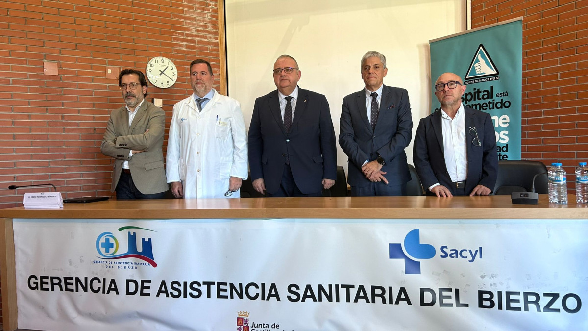 Imagen: El Consejero de Sanidad acudió a Ponferrada para presentar el plan para el hospital
