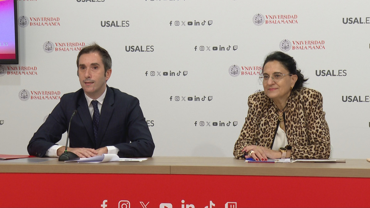 Imagen: El vicerrector de Transferencia, Innovación y Emprendimiento, Federico Bueno de Mata, y la directora del Servicio de Empleo y Emprendimiento (SIPPE-UsalEmprende), Mili Pizarro, en la presentación de la XXII Feria de Empleo de la Universidad de Salamanca.