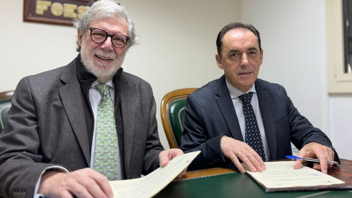Imagen: El presidente de FOES, Santiago Aparicio, y el presidente de la Diputación, Benito Serrano, han firmado el convenio de colaboración entre ambas instituciones. 