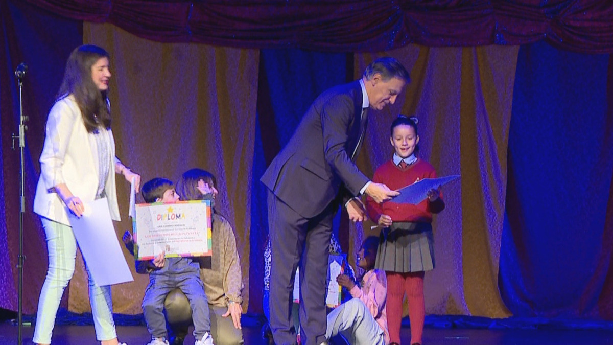 Imagen: El Alcalde hace entrega de su diploma a uno de los ganadores.