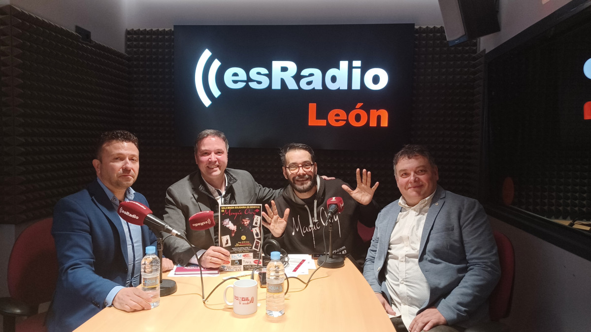 Imagen: El Mago Owy durante la entrevista en 'Es La Mañana de León' junto a Pablo Peyuca y Toni Fernández