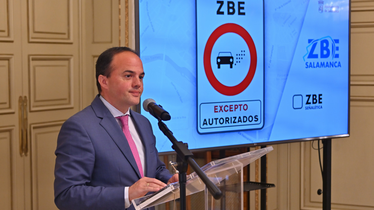 Imagen: El concejal de Trafico Ángel Molina informando sobre la ZBE.