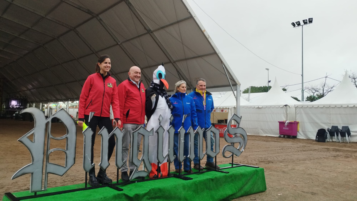 Imagen: esRadio CYL. De izquierda a derecha: Blanca Jiménez, concejala de Turismo; Jesús Julio Carnero, alcalde de Valladolid, Raquel Arroyo y José Manuel Navas, miembros de Turismoto.