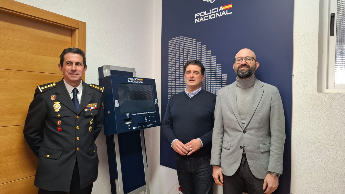 Imagen: El subdelegado del Gobierno en León y el comisario jefe Provincial de Policía Nacional acompañados por el alcalde de cada localidad inauguran el PADs. / Subdelegación del Gobierno en León
