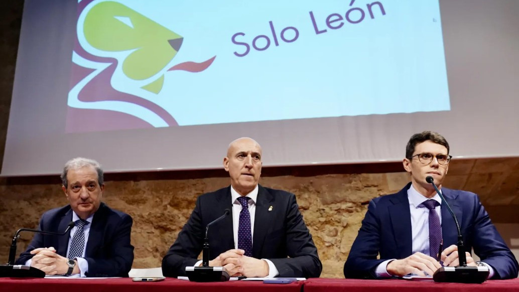 Imagen: El alcalde de León, José Antonio Díez, durante la presentación del informe jurídico sobre la autonomía para la Región Leonesa (Foto: Campillo/ICAL)