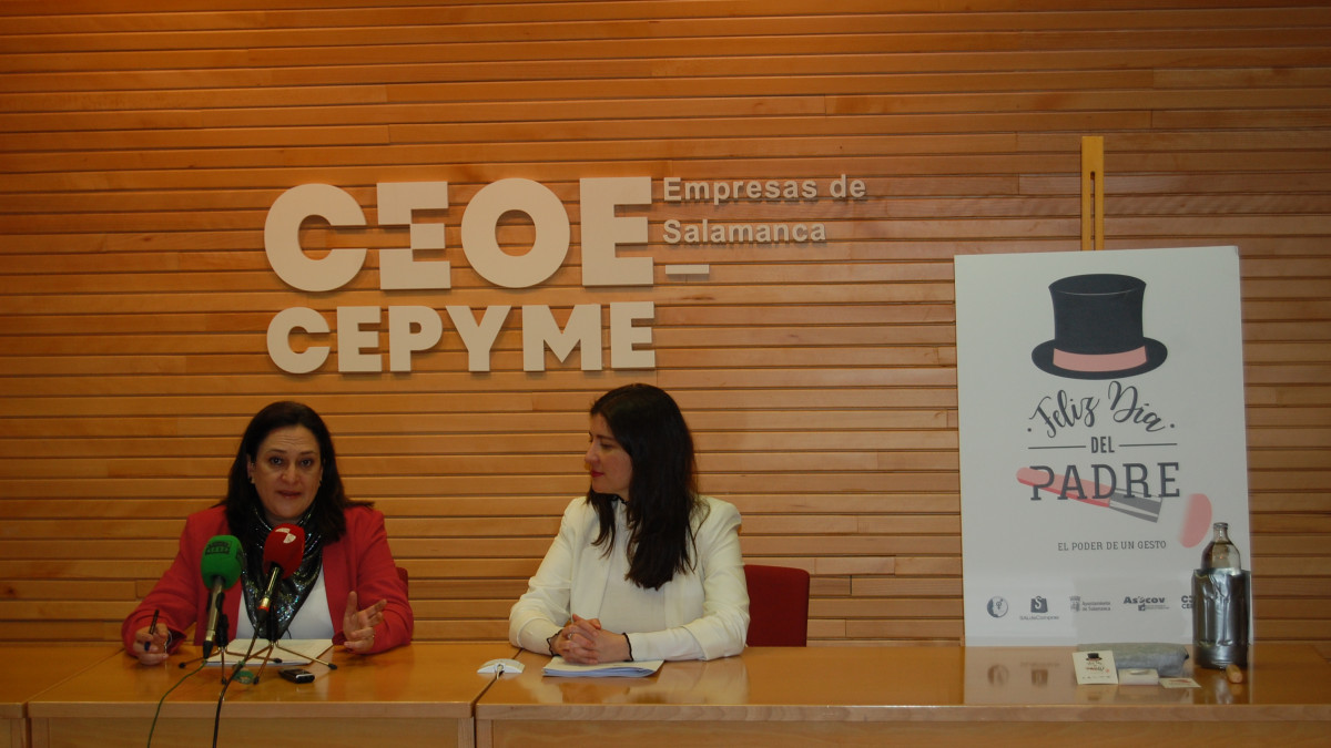 Imagen: Rebeca Mendo, Secretaria de AESCOV, junto a la Concejala de Familia e Igualdad de oportunidades, Myriam Rodríguez