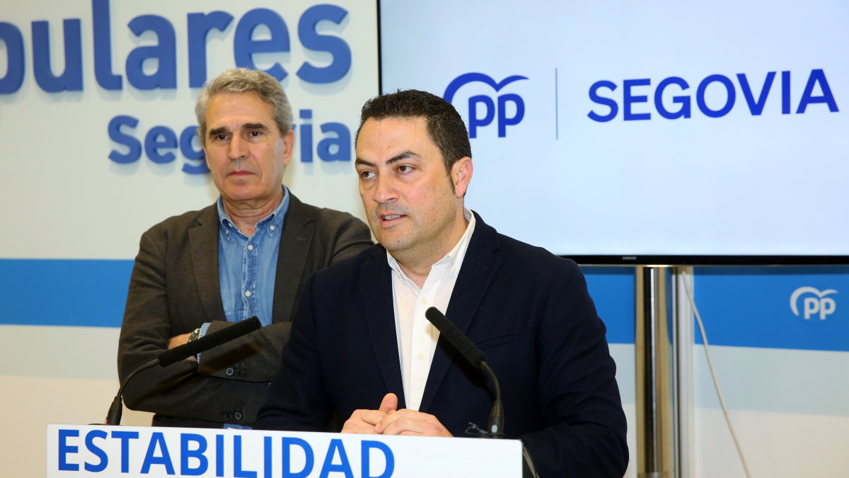 Imagen: ICAL. El senador del Partido Popular de Segovia, Juan José Sanz Vitorio, y el alcalde de El Espinar, Javier Figueredo, analizan la situación actual del tráfico en San Rafael.